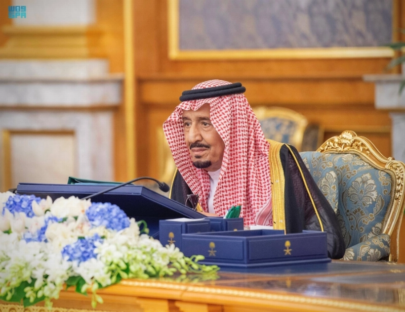 خادم الحرمين خلال ترؤسه جلسة مجلس الوزراء أمس في جدة (واس)
