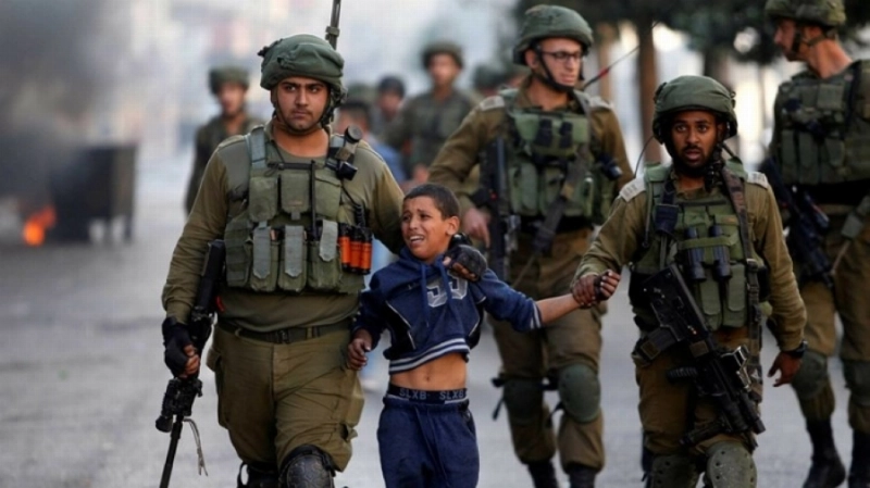 عناصر إسرائيلية تعتقل طفلا فلسطينيا (مكة)