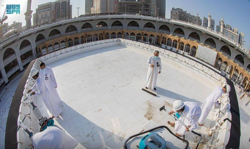 الفريق خلال تنظيف سطح الكعبة (مكة)
