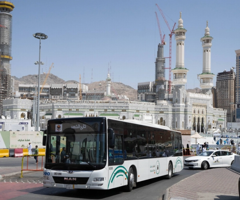 إحدى الحافلات خلال تحركها بالمنطقة المركزية (مكة)