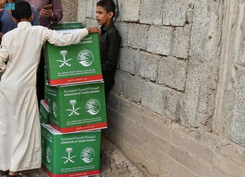 شباب تعز يحصلون على السلال السعودية