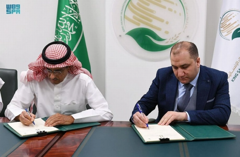 المعلم والبيز يوقعان الاتفاقية (واس)