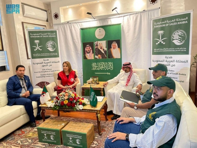 مركز الملك سلمان يسلم الهدية للمسؤولة الجزائرية (واس)