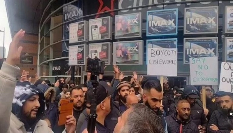 جانب من مظاهرات المسلمين في بريطانيا (مكة)