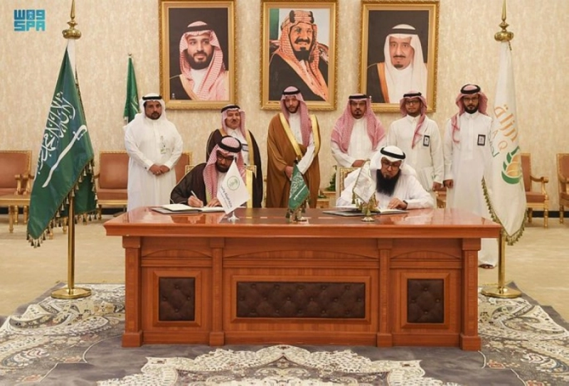 سعود بن نهار خلال رعايته توقيع الاتفاقية (مكة)