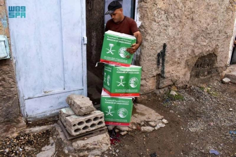 يمني يتسلم سلالا غذائية في مأرب