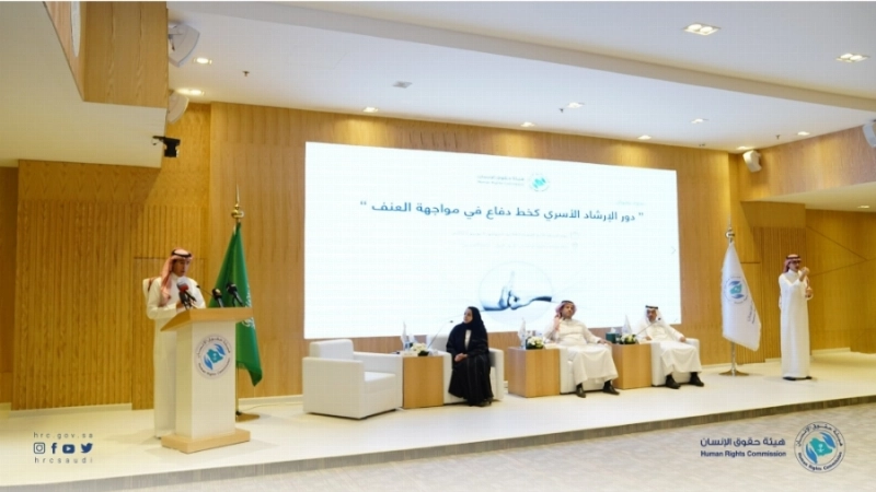 العواد يتحدث في الندوة (مكة)