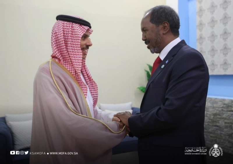الرئيس الصومالي مصافحا فيصل بن فرحان (واس)