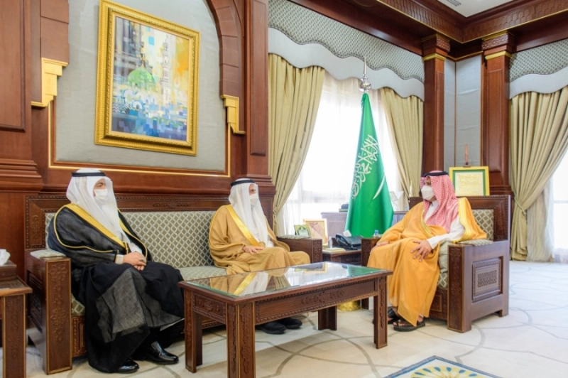 فيصل بن سلمان خلال استقباله توفيق الربيعة (مكة)