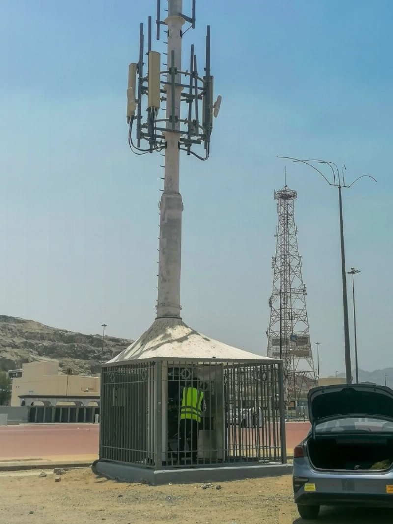 من أعمال تجهيز مشعر مزدلفة، التي تشمل تغيير هوية دورات المياه من الأزرق والأبيض إلى اللون الرمادي. (أنس الحارثي)