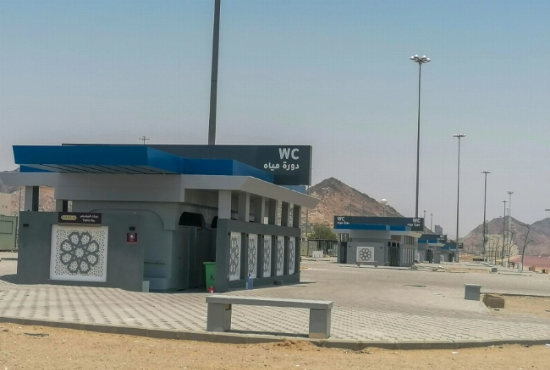 من أعمال تجهيز مشعر مزدلفة، التي تشمل تغيير هوية دورات المياه من الأزرق والأبيض إلى اللون الرمادي. (أنس الحارثي)
