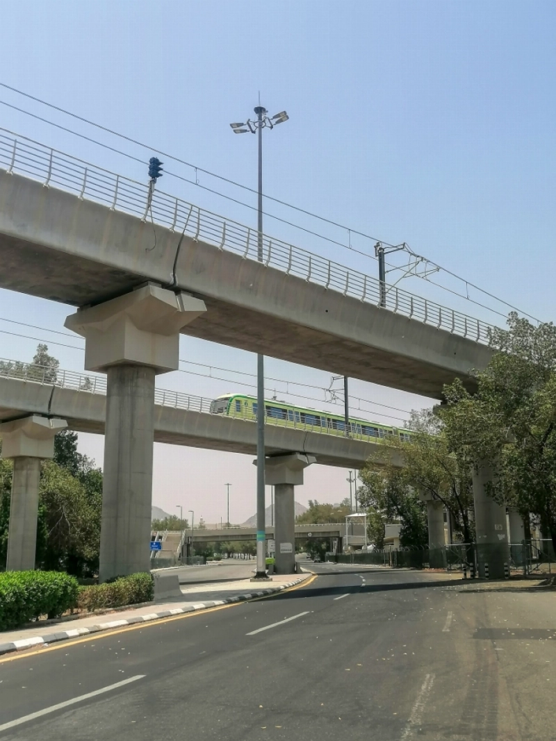 من أعمال تجهيز مشعر مزدلفة، التي تشمل تغيير هوية دورات المياه من الأزرق والأبيض إلى اللون الرمادي. (أنس الحارثي)