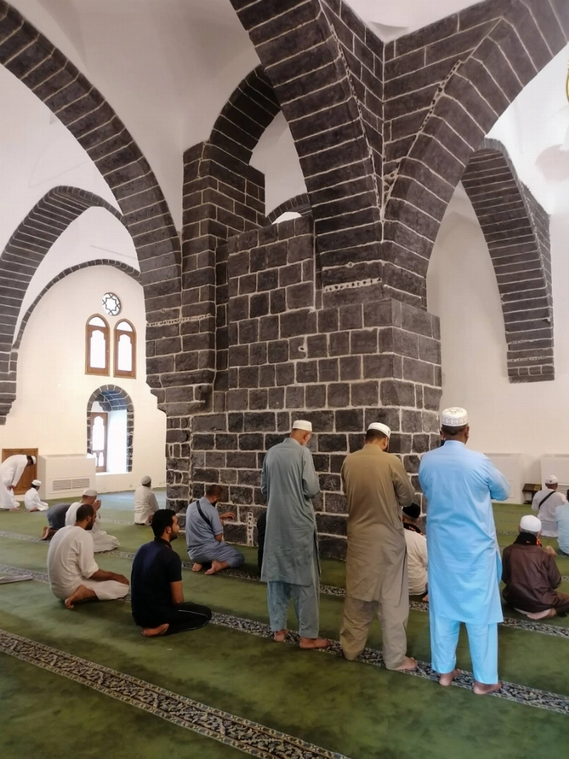 حجاج قادمون مبكرا يزورون مسجد الغمامة بالمدينة المنورة (أنس الحارثي)