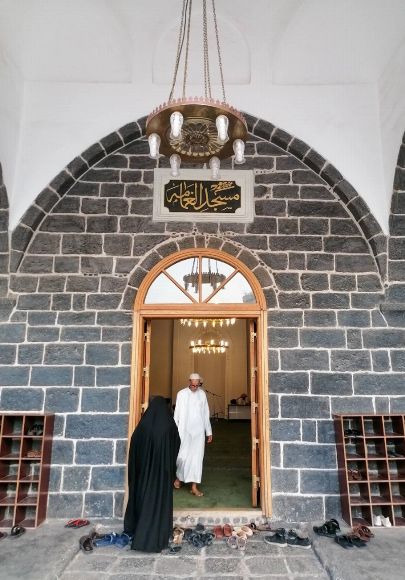 حجاج قادمون مبكرا يزورون مسجد الغمامة بالمدينة المنورة (أنس الحارثي)