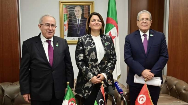 وزيرة الخارجية الليبية تتوسط الوزيرين التونسي والجزائري (مكة)