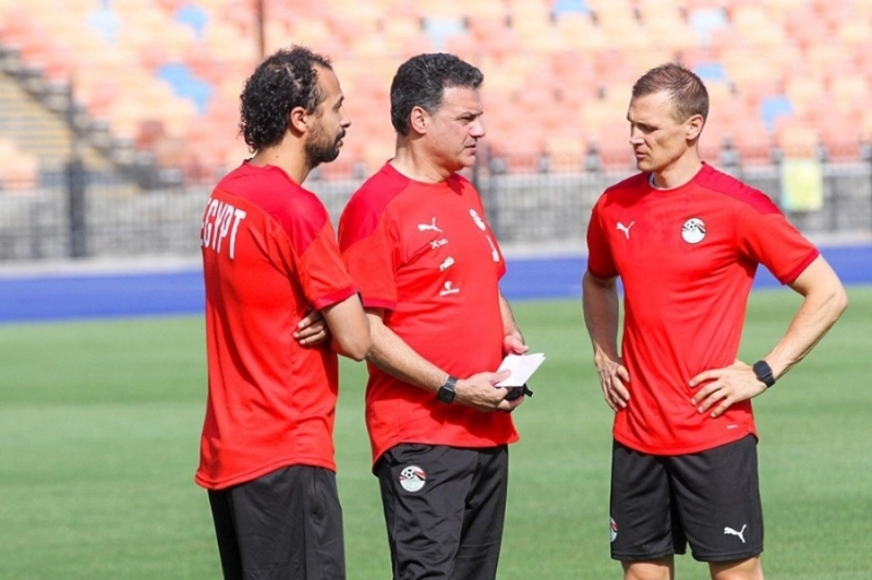 إيهاب جلال مع جهازه المساعد