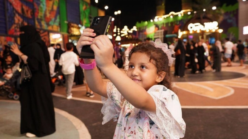 طفلة تشارك في مسابقة التصوير (مكة)