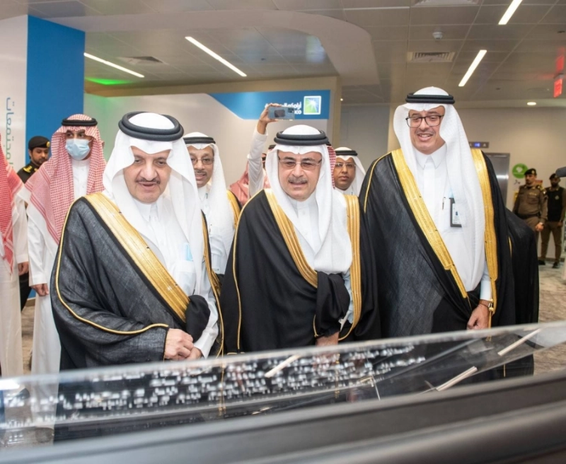 سعود بن نايف والناصر خلال جولة في مركز أجيال