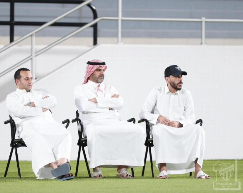حامد البلوي والجهاز الإداري أثناء متابعة التدريبات