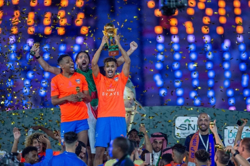 لاعبو الفيحاء بعد تحقيقهم كأس الملك