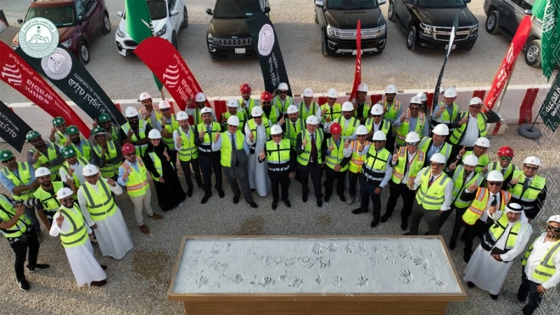 مهندسو وعمال المشروع في صورة جماعية (مكة)