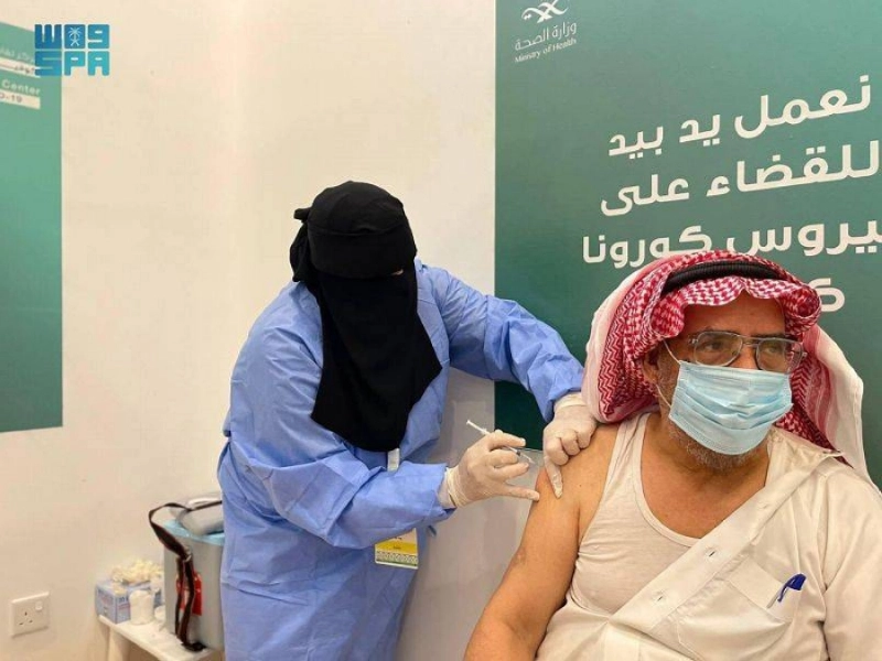 مسن يتلقى جرعة من لقاح كورونا (مكة)