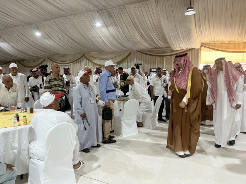 فيصل بن خالد لدى استقباله حجاج العراق (مكة)
