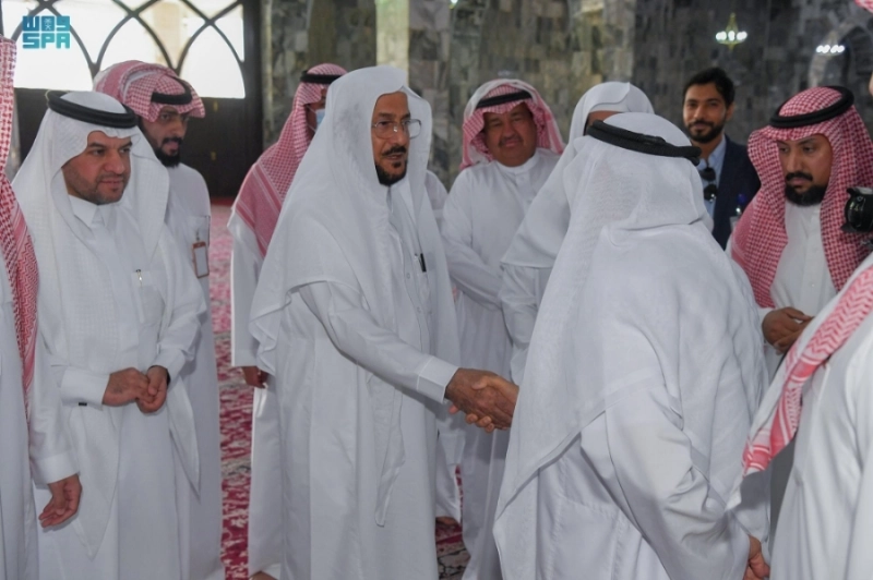 عبداللطيف آل الشيخ خلال الجولة (مكة)