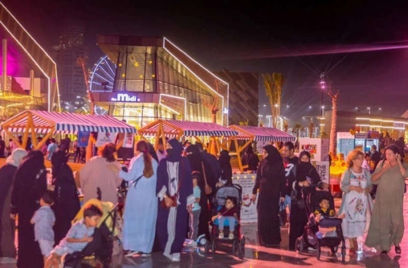 زوار يتوافدون على موسم جدة (مكة)
