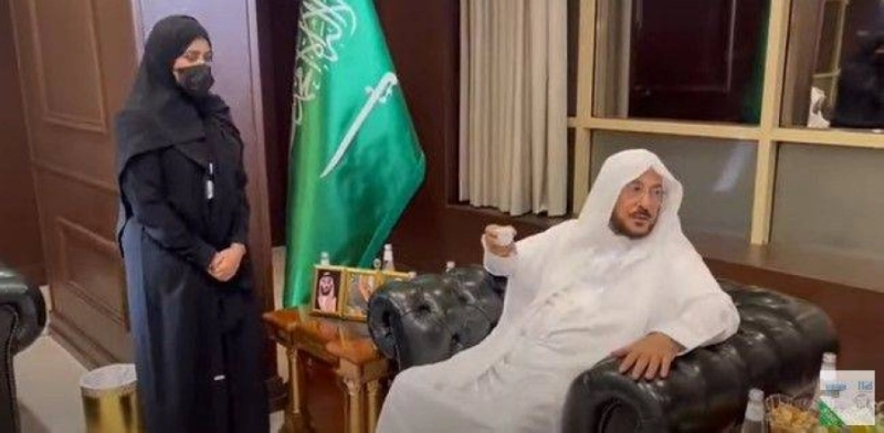 آل الشيخ خلال حديثه مع الموظفة (مكة)