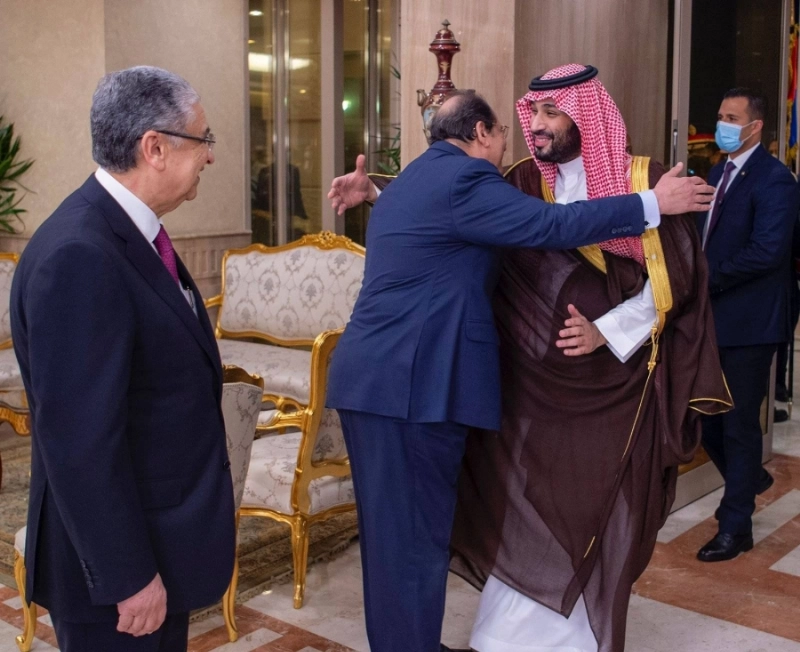 ولي العهد خلال مراسم الاستقبال