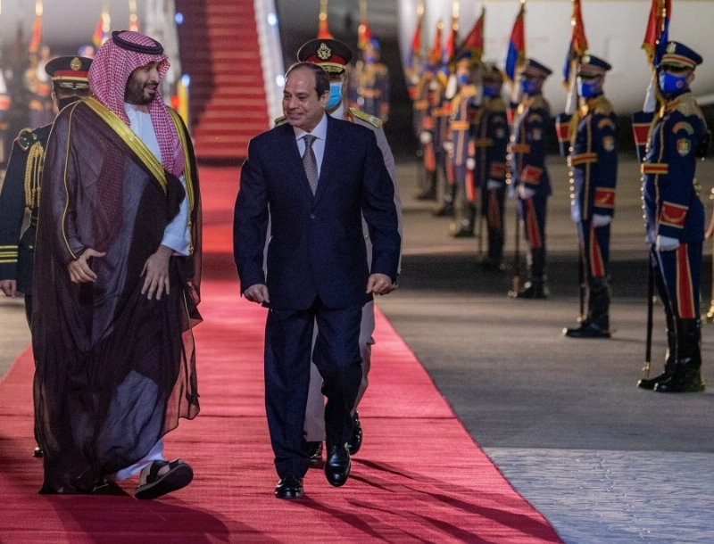 ولي العهد والرئيس المصري خلال مراسم الاستقبال