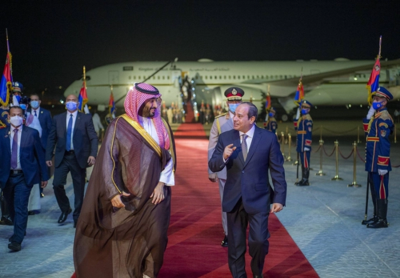 ولي العهد والرئيس المصري خلال مراسم الاستقبال