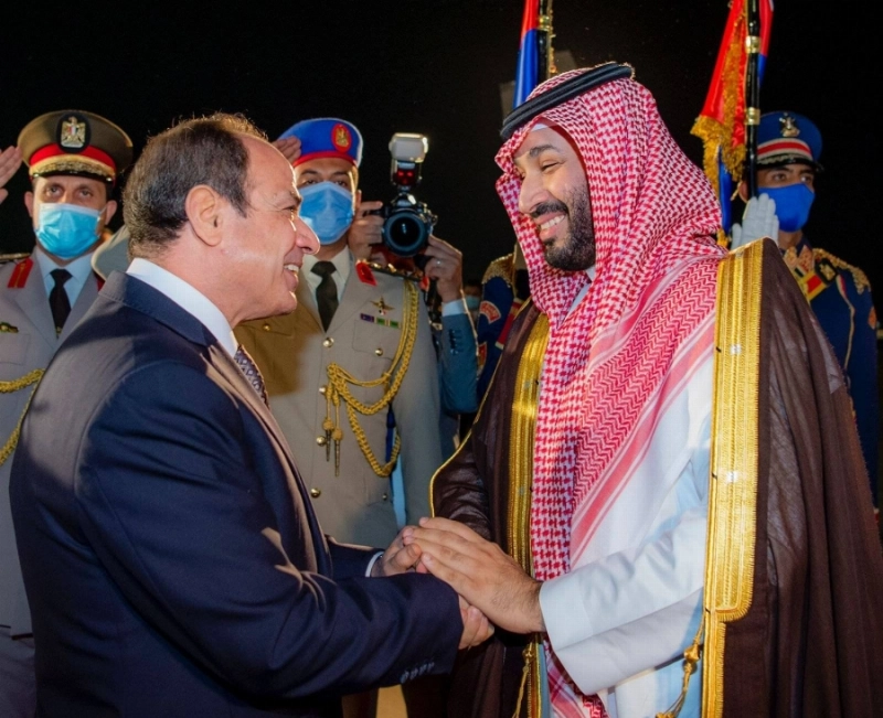 الرئيس المصري مستقبلا ولي العهد في مطار القاهرة الدولي أمس (واس)