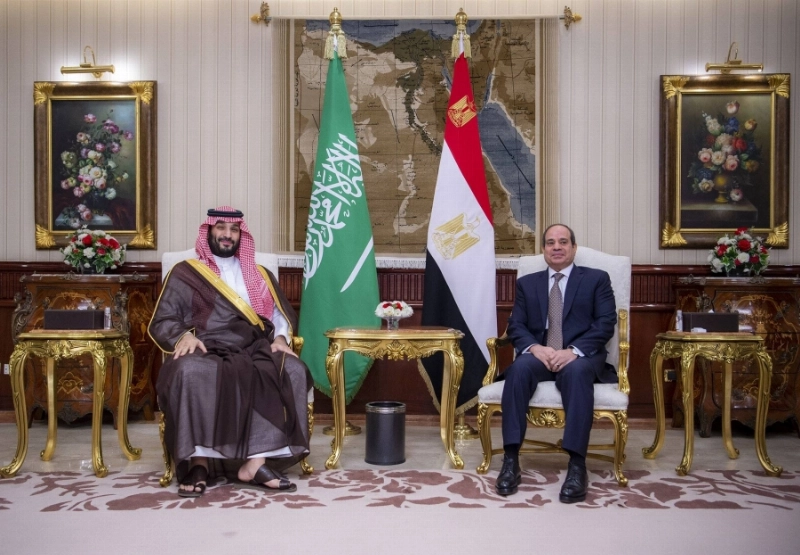 ولي العهد والرئيس المصري أثناء مراسم الاستقبال