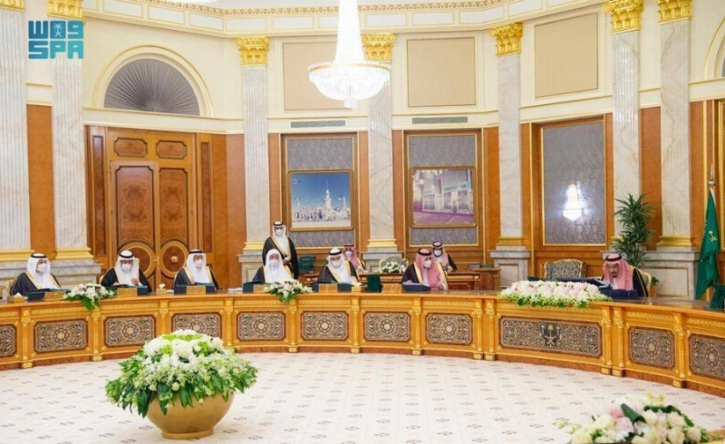 خادم الحرمين لدى ترؤسه جلسة مجلس الوزراء أمس في جدة (واس)
