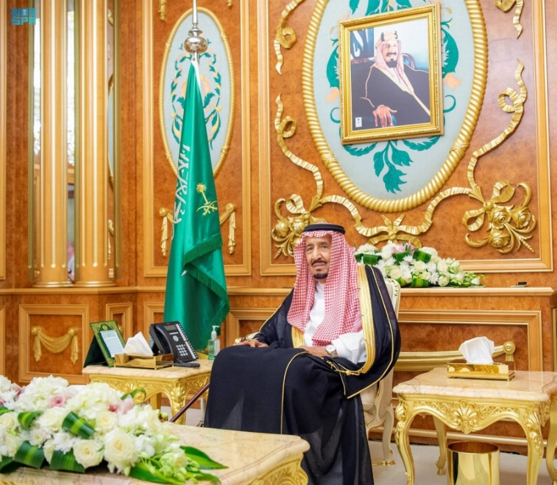 خادم الحرمين خلال تشرف السفراء بأداء القسم أمامه (واس)