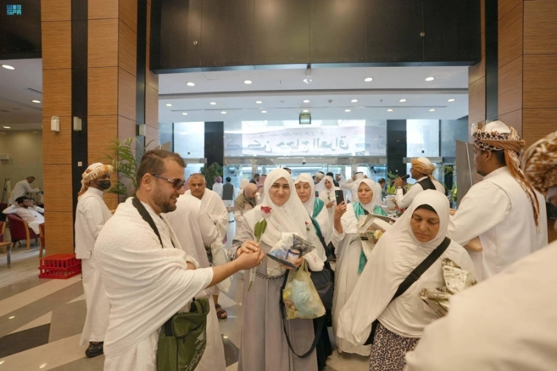 توزيع الورود على الحجاج العراقيين (مكة)