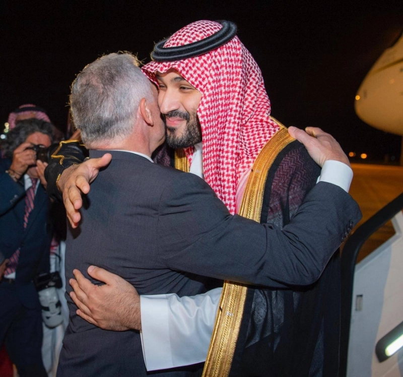 عناق بين ولي العهد والعاهل الأردني (مكة)
