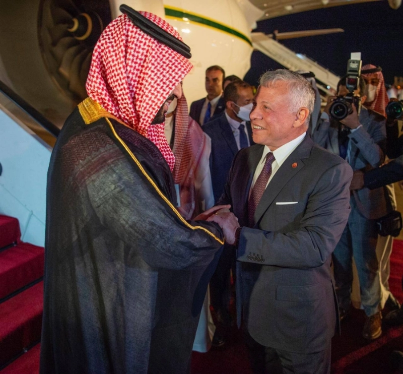 الأمير محمد بن سلمان مصافحا ملك الأردن