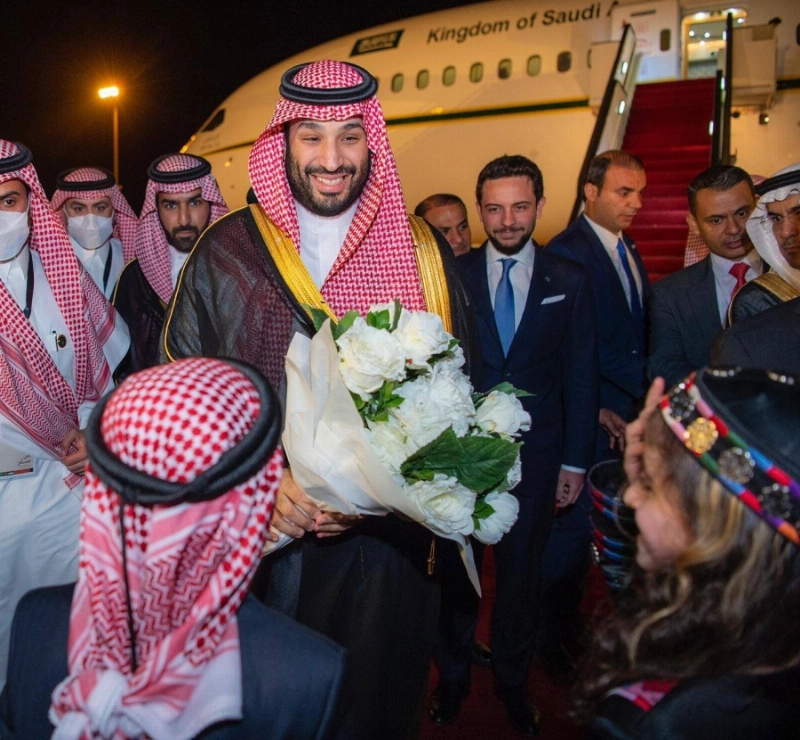 استقبال ولي العهد بالورود