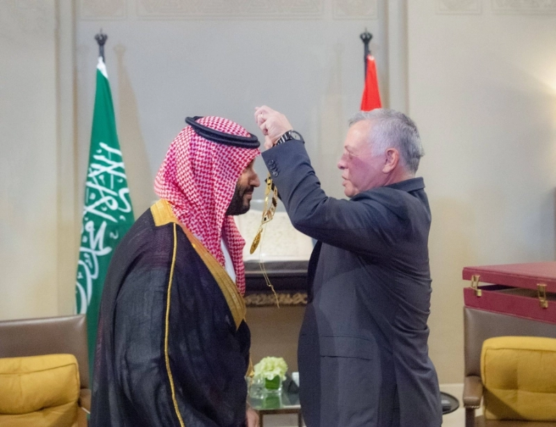 ملك الأردن يقدم قلادة الحسين بن علي لولي العهد