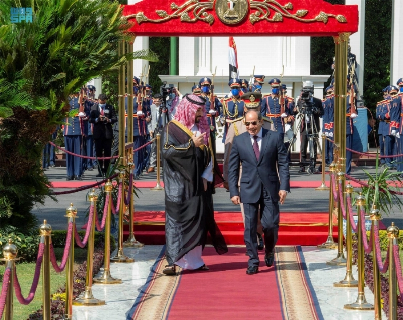 ولي العهد والرئيس المصري خلال مراسم الاستقبال في قصر الاتحادية