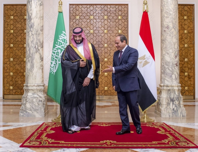 الرئيس المصري مرحبا بولي العهد في قصر الاتحادية بالقاهرة (واس)