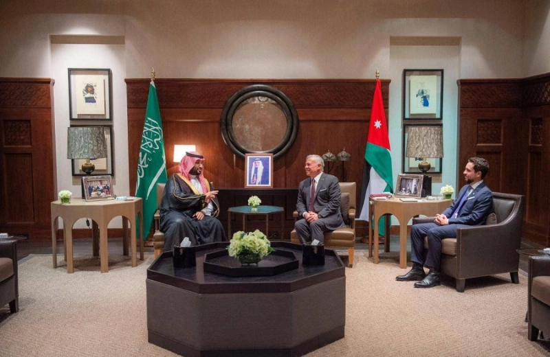 الأمير محمد بن سلمان والملك عبدالله الثاني خلال جلسة المباحثات في عمان أمس (واس)