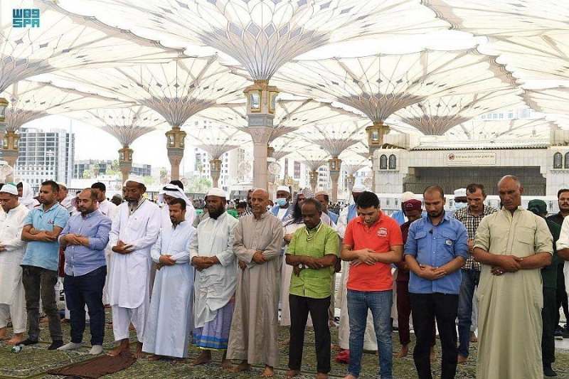 المظلات تلطف الاجواء على المصلين (مكة)