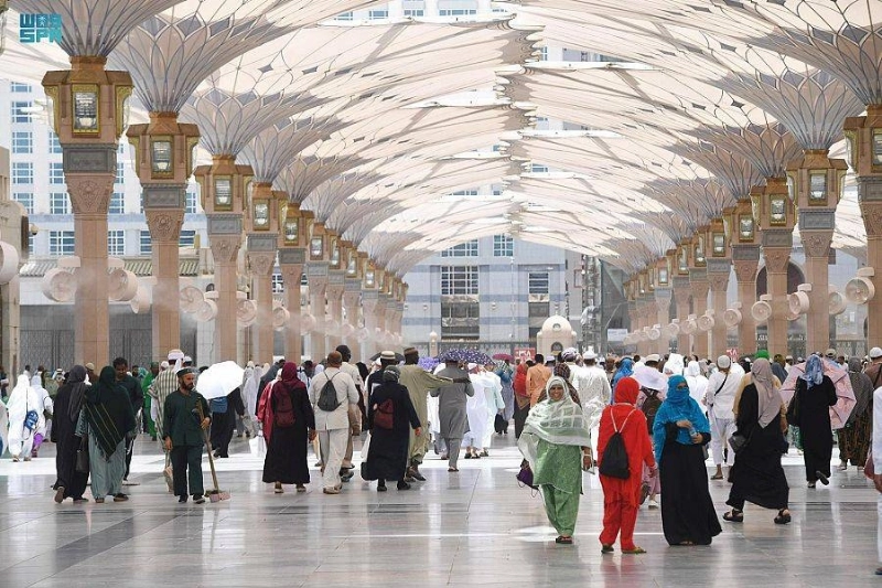 اجواء معتدلة بسبب المظلات الكهربائية و المتحركة (مكة)