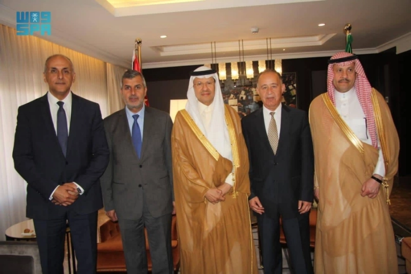 عبدالعزيز بن سلمان خلال لقائه صالح الخرابشة (مكة)