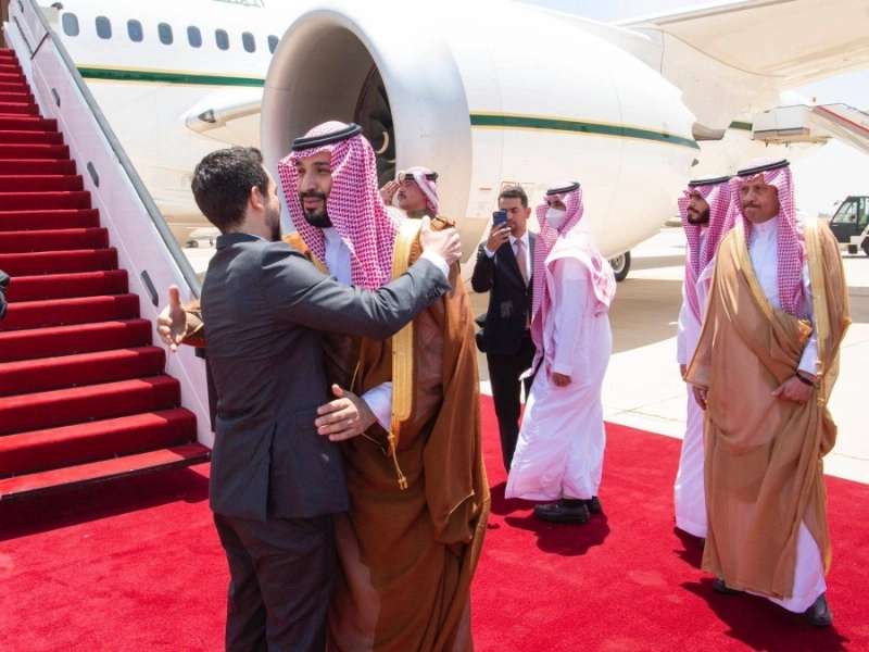 الأمير محمد بن سلمان مودعا الأمير الحسين بن عبدالله (واس)