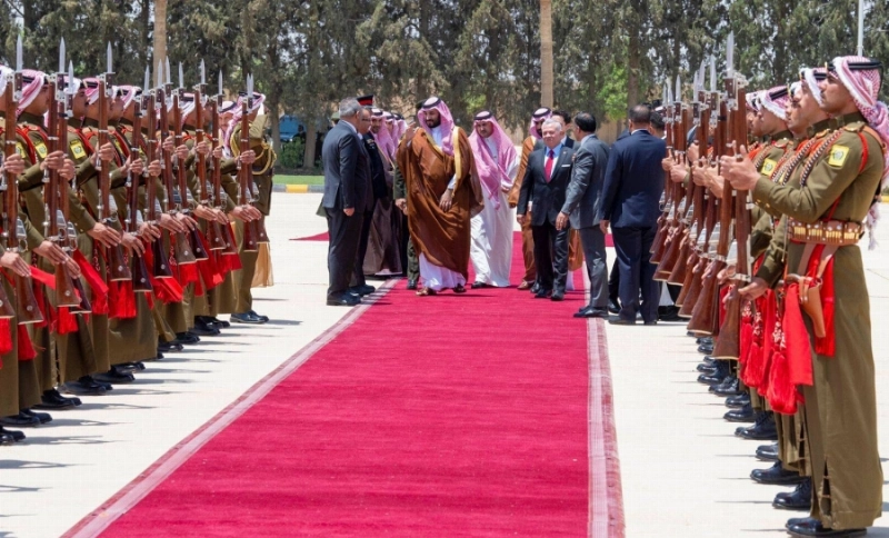 الأمير محمد بن سلمان خلال مغادرته عمان وفي مقدمة مودعيه ملك الأردن (واس)